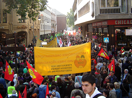 ziemliche volle Kölner Altstadt Demozug zum Gürzenich Foto: Christian Heinrici