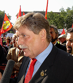 Fritz Schramma auf dem Roncalliplatz Demo gegen rechts Foto: Christian Heinrici