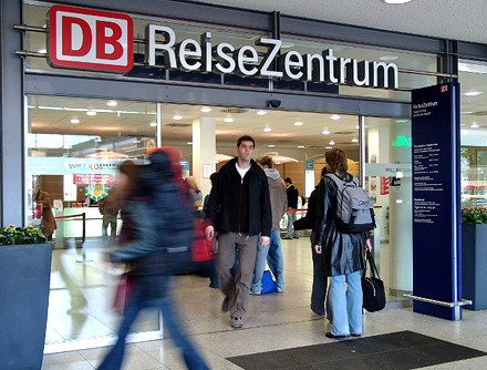 Reisezentrum der DB lange Wartezeiten Foto: DB