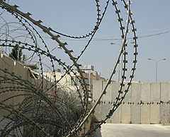 Stacheldraht vor dem Ortseingang von Bethlehem Foto: arbeiterfotografie.com