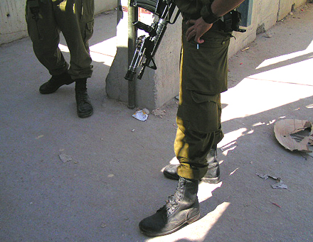 „Boys with Toys“ am Qalandiya Checkpoint Foto: Bright Tal