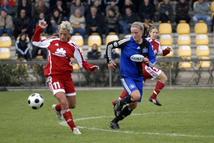 Dreifache Torschützin Kristina Brenner am Ball