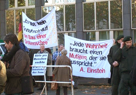 Geschmacklose Mahnwache Pro Köln Foto: von Kirchbach