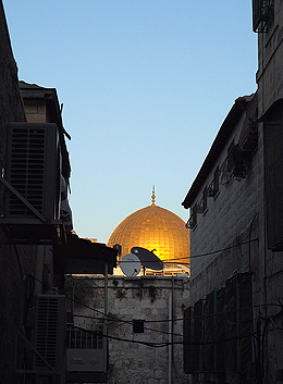 Blick aus Jerusalemer Altstadtgasse auf den Felsendom Foto: Holtmann