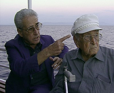 Mehmet und Ferhat auf dem Weg nach Lesbos auf der Fähre