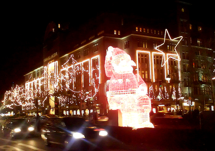 Weihnachtlich beleuchteter Konsumtempel kadewe Foto: daggerbloggtweiter