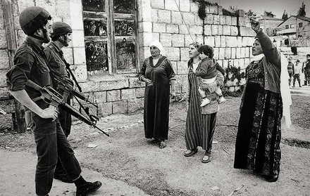 Israelische Soldaten im Lager von Jabalia im Gaza-Streifen 1988 Foto: cromacom