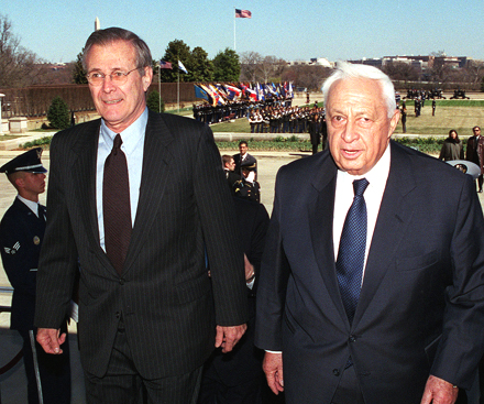 Ariel Sharon Donald Rumsfeld 2001 Pentagon Foto: R. D. Ward