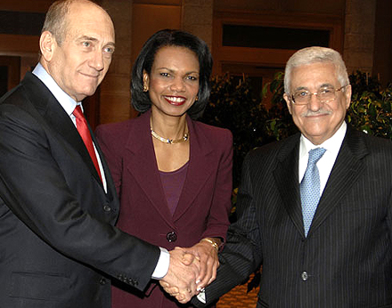 Olmert, Rice, Abbas 2007 Foto: MattyStern
