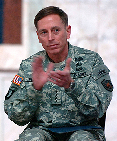 Petraeus beklatscht seine Amtübernahme 2007 Foto: Curt Cashour