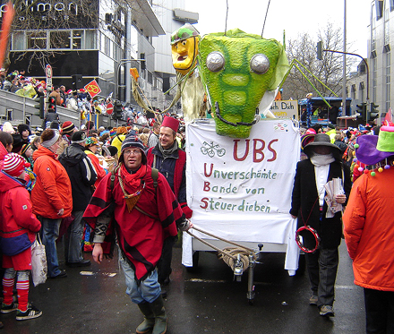 Rosenmontagszug Köln 2009 G8-Pappnasen Heuschrecke Latinos