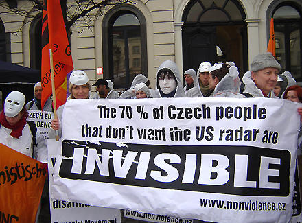 Brussels demonstration rally of the invisbles protest against the US-radar Foto: Christian Heinrici