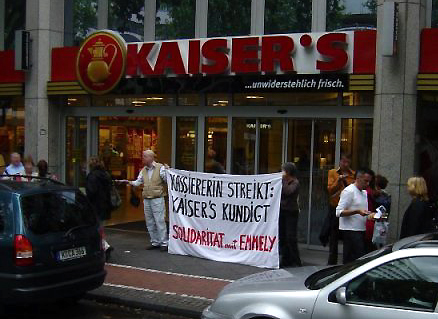 Solidarität mit : Protest vor Kaiser's Filiale in Köln