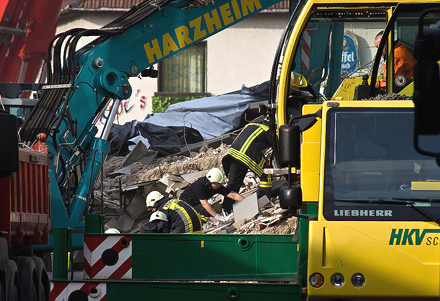 Stadtarchiv Köln: Die Feuerwehr birgt, „was schon in der Grube liegt...“ Foto: Alexander Bentzien