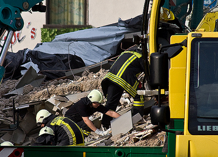 Kölner Feurwehr räumt eingestürztes Stadtarchiv auf stadtarchiv Foto: Alexander Bentzien