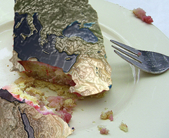 NATO Kuchen Geburtstag Foto: KFM, pixelio.de Grafik: Christian Heinrici
