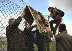 Begehung des NATO-Hauptquartiers Quelle: vredeactie