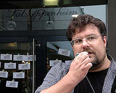 „Bauskandale...“ Claus Ludwig bei Protest vor Oppenheim-Bank Foto: Hans-Dieter Hey