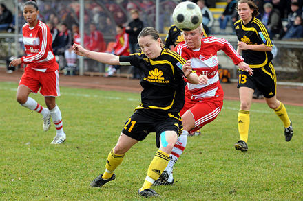 Karolin Thomas im Kampf mit Mandy Islacker in der letzten Viertelstunde, (links Banecki, rechts Günther) | Foto: A2 Fotoagentur