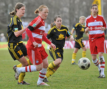 Melanie Behringer im Mittelfeld gegen Kerstin Garefrekesund Meike Weber Foto: Krieger