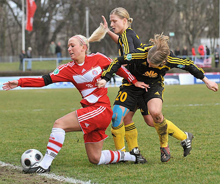 Mandy Islacker im Fight mit Petra Wimbersky und Anne Marciak vom FFC Foto: Krieger