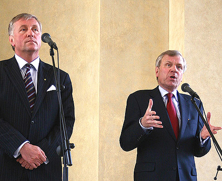 Mirek Topolanek PM Czech NATO Sec Jaap de Hoop Scheffer Foto: Ludek Krusinsky
