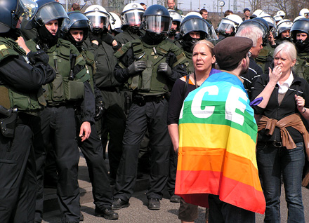 ANTI-NATO-Demo in Kehl Pace-Flagge vor vermummter Polizei Foto: Norman Liebold