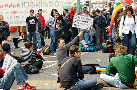 Blockierte Demonstranten in Kehl &bdquo;Nord Atlantische Terroristen Organisation&ldquo; Foto: Luigi d'Aria