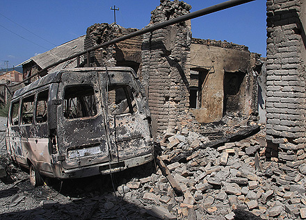 Parnterschaft für den Frieden? – Von georgische Militär zerstörtes Haus in Tskhinwali Foto: Russavia