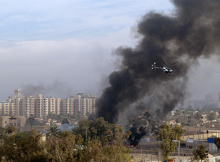 Hubschrauber der privaten „Militärdienstleister-Firma“ Blackwater Worldwide über Baghdad