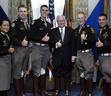 Robert Gates mit „Kadetten“ der A & M University (Texas) Foto: Cherie A. Thurlby