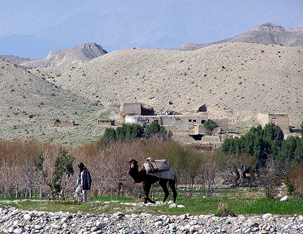 Karges Land: Bauer am Kabul Fluss | Foto: Sven Dirks