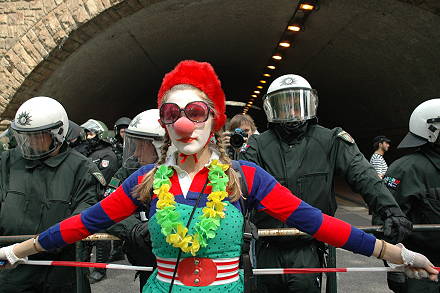Clown auf anti "Pro-Köln" Demo Foto: arbeiterfotografie.com