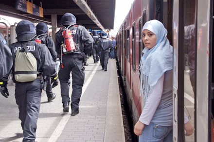 Muslima Zug Deutzer Bahnhof Polizei-Aufgebot Foto: Hans-Dieter Hey