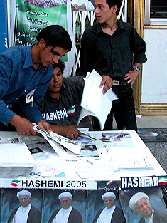 Die graue Eminenz im Hintergrund: Rafsandschani bei Wahlen 2005 Foto: SharamSharif