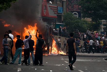 Unruhen in Teheran bei Protesten gegen den Wahlausgang Foto: Sharam Sharif