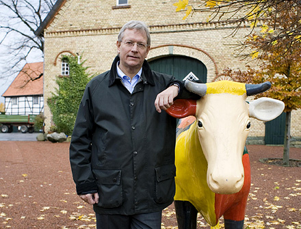 NRWs „Umweltminister“ Eckhard Uhlenberg mit bunter Plastikkuh | Quelle: Umweltministerium NRW