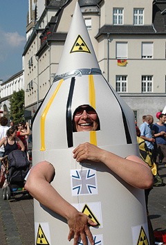 Karneval Global, Kölner Karneval der Kulturen Foto: Wolfgang Geissler Atomrakete weltweiter marsch