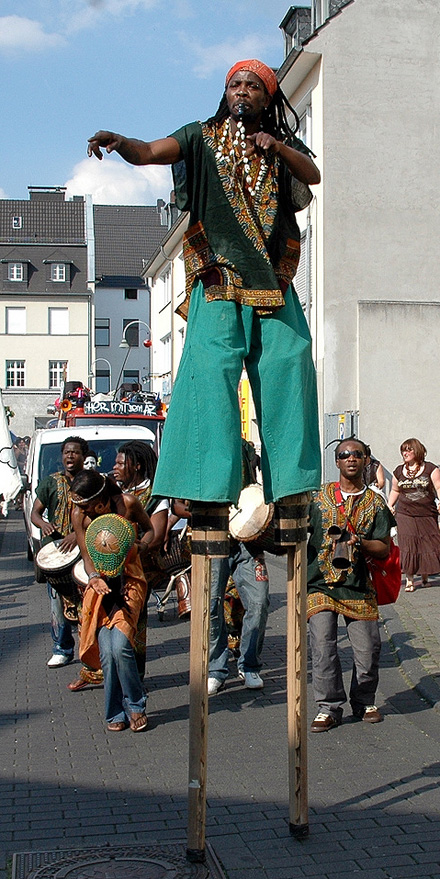 Karneval Global, Kölner Karneval der Kulturen Foto: Wolfgang Geissler Stelzen