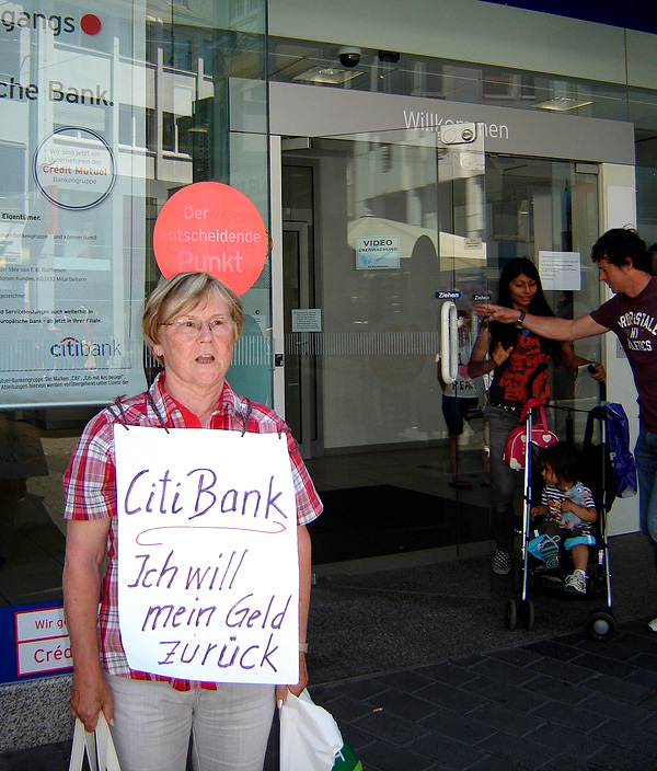 "Ich will mein Geld zurück" Protest vor Citi-Bank in Trier Foto: Christian Heinrici