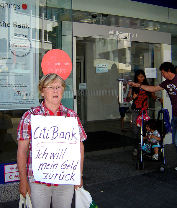 "Ich will mein Geld zurück" Protest vor Citi-Bank in Trier Foto: Christian Heinrici