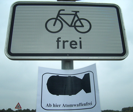 Doppeldeutiges: Fahrrad frei, Atomwaffenfrei | Foto: Johannes Heckmann