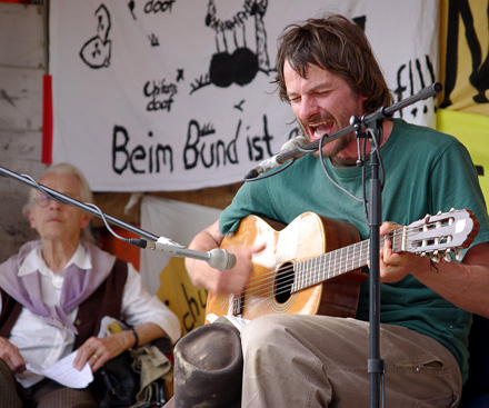 Jan Henin auf der Bühne in Büchel, Foto: Norman Liebold