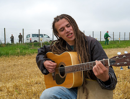 Tony singt am Zaun von Büchel Foto: Herbert Sauerwein
