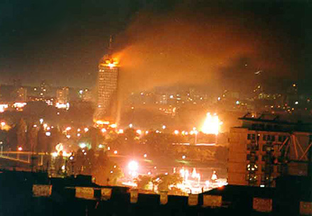 Brennendes Belgrad 1999 nach NATO-Angriff