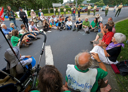 Sitzblockade vor dem Haupttor des Fliegerhorsts in Büchel | Foto: Herbert Sauerwein