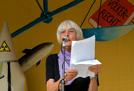 Barbara Rütting bei ihrer Rede auf der Kundgebung in Büchel Foto: Herbert Sauerwein