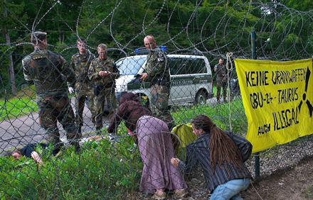 Zivil und ungehorsam Einstieg in den NATO-Stützpunkt Foto: Herbert Sauerwein