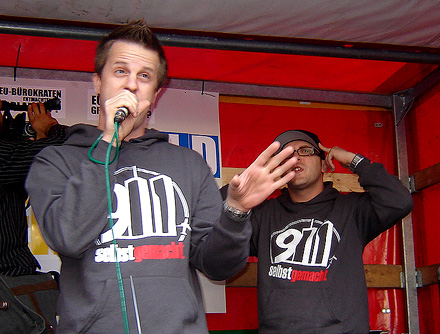 Die Bandbreite auf Demo gegen Lissabon-Vertrag, Berlin | Foto: Christian Heinrici