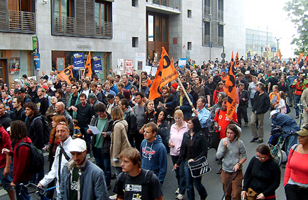 Volk zieht durchs Berliner „Presseviertel“ Foto: Johannes Heckmann